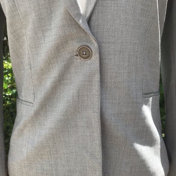 T Tahari Ilana blazer in gray on button two pockets - Picture 2 of 4